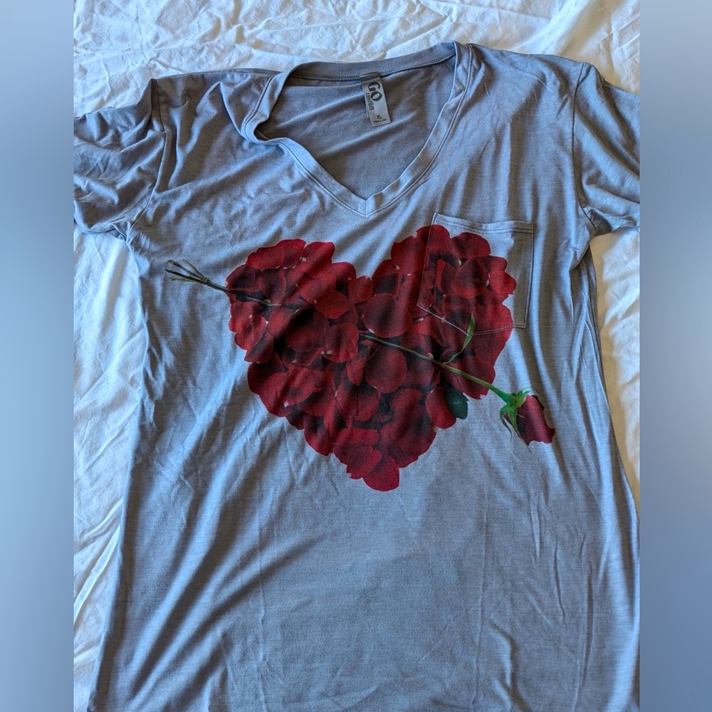 Women’s V neck Tee grey with large heart sz XL